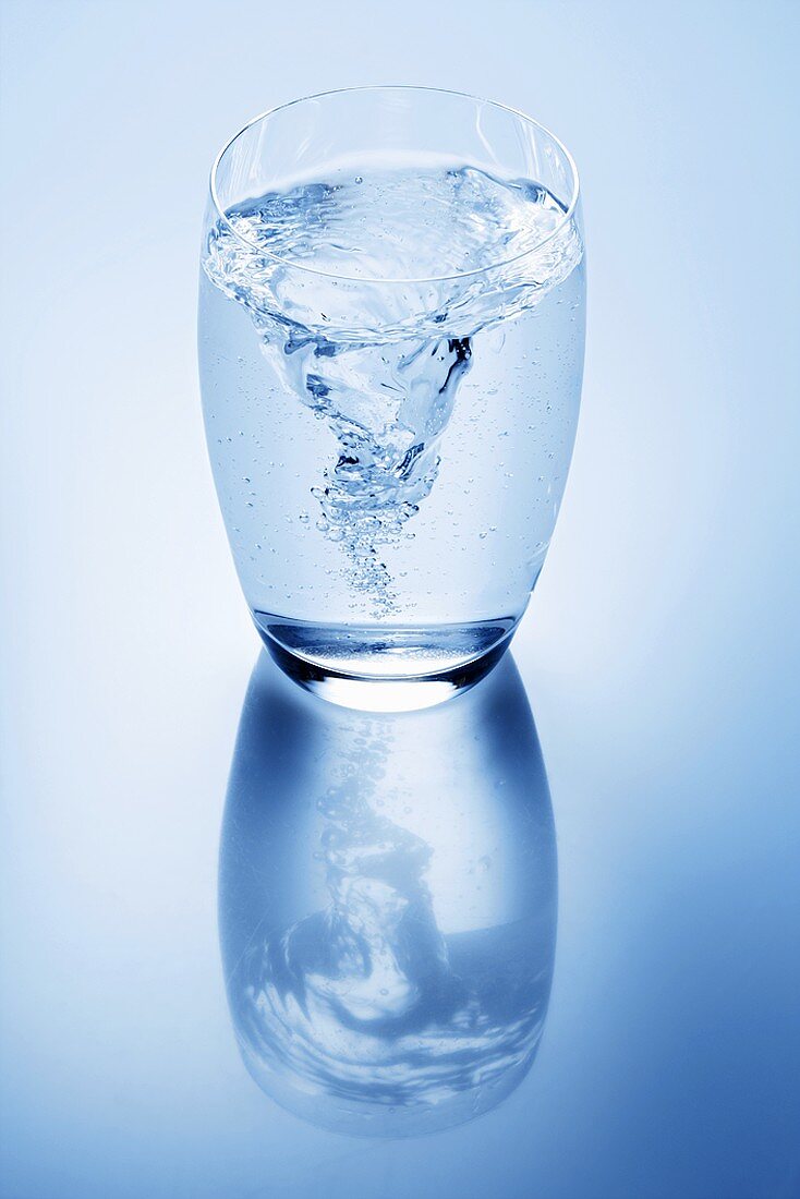 Wasserstrudel in einem Glas