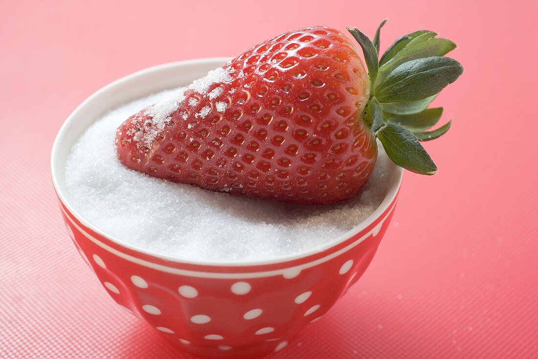 Erdbeere in einem Zuckerschälchen