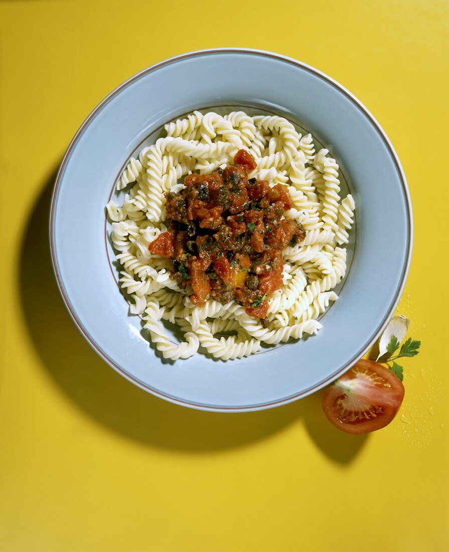 Spiralnudeln mit scharfer Tomatensauce