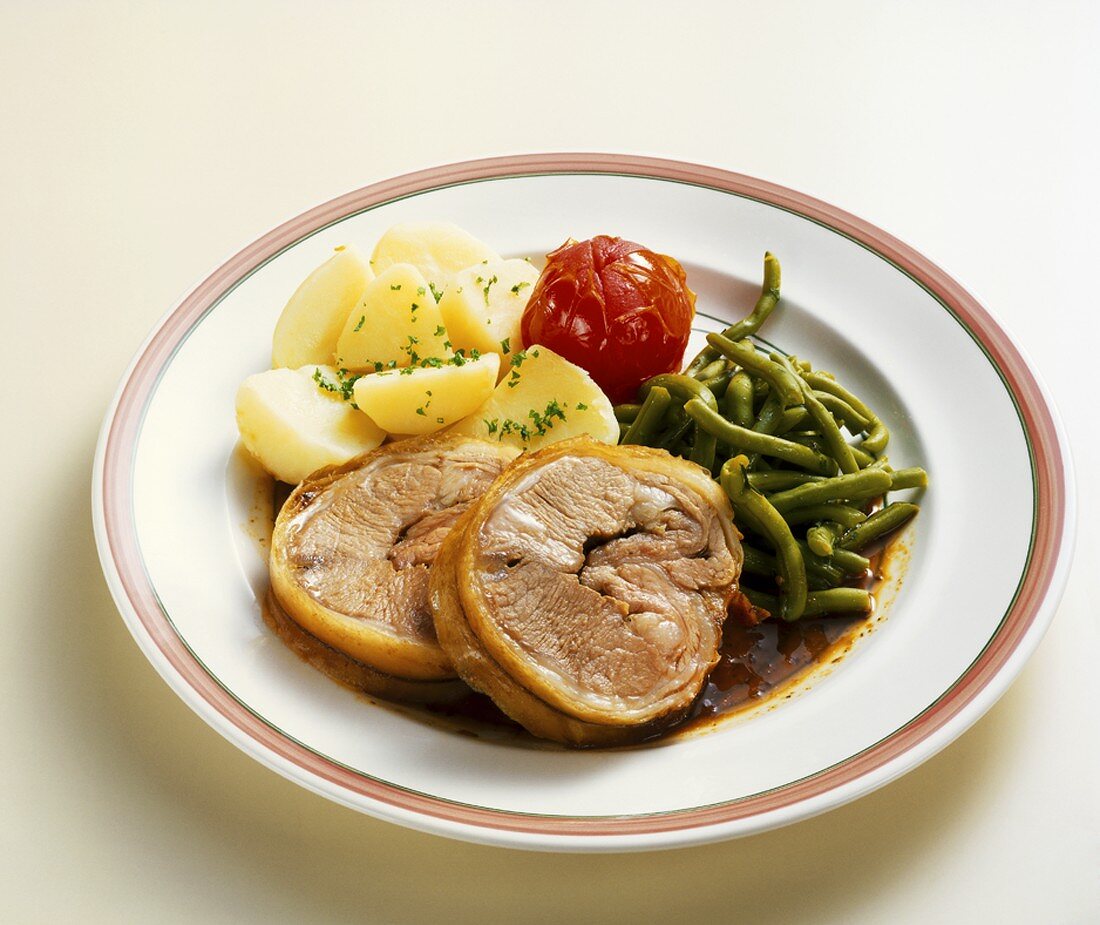 Gerollter Heidschnuckenrücken mit Salzkartoffeln und grünen Bohnen