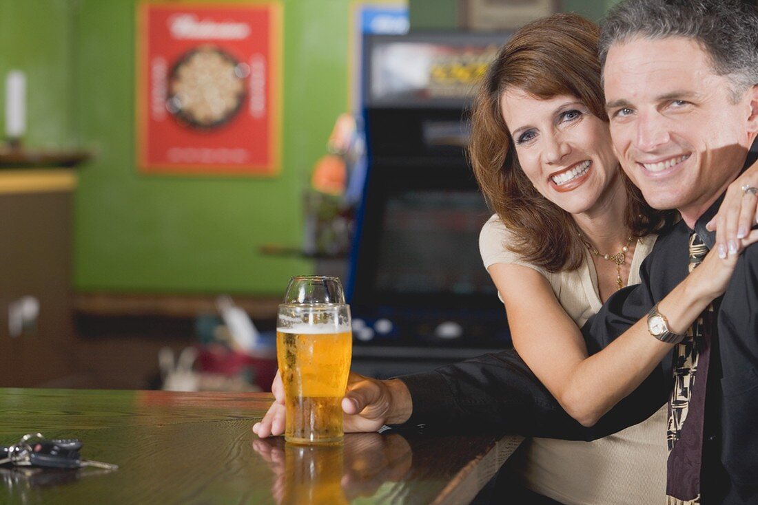 Mann und Frau an der Bar