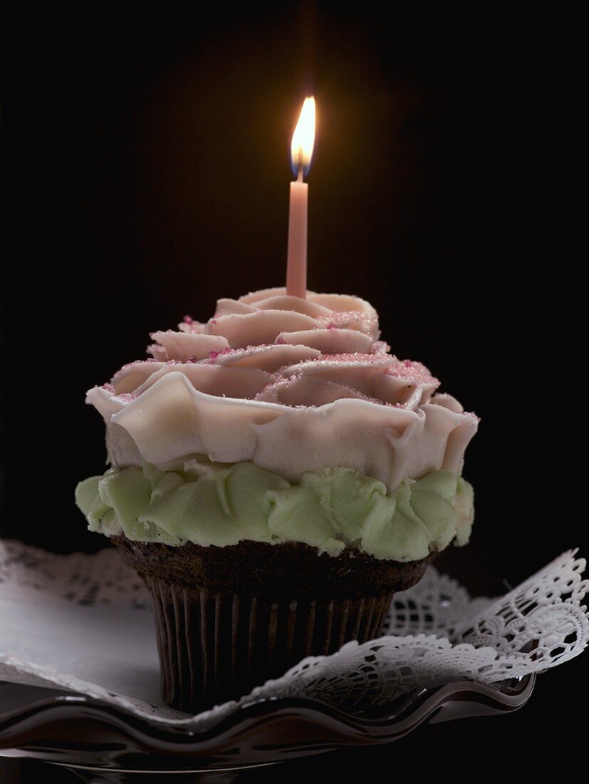 Ein Cupcake mit einer Kerze