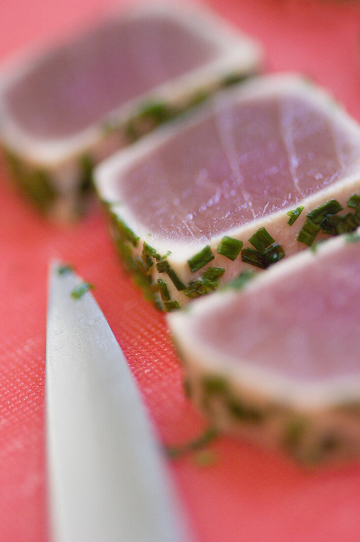 Thunfischfilet mit Schnittlauch, in Scheiben