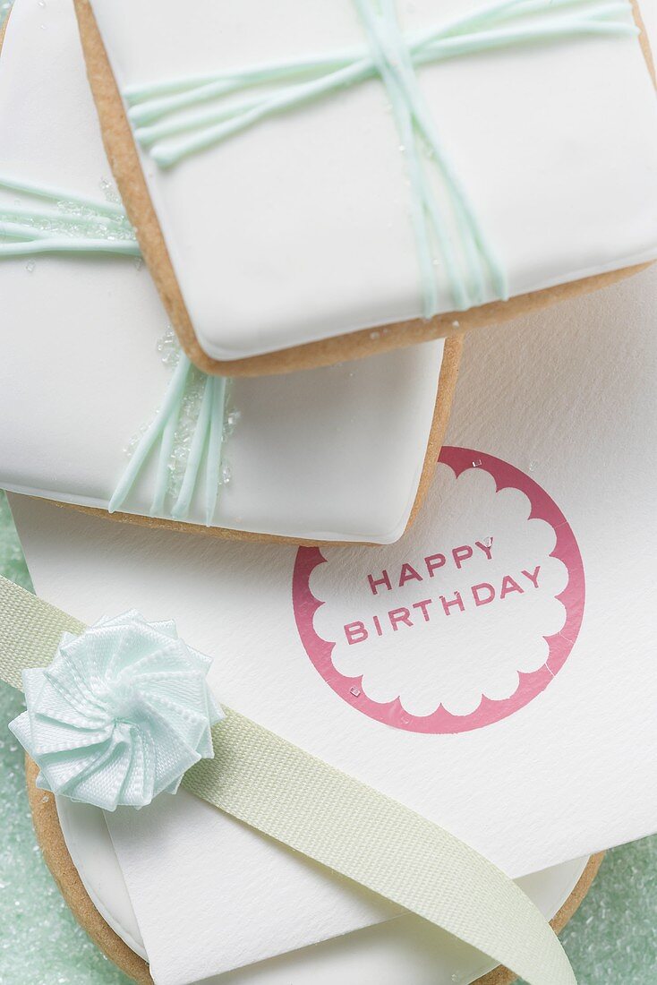 Kekse als Geschenk verziert und eine Geburtstagskarte