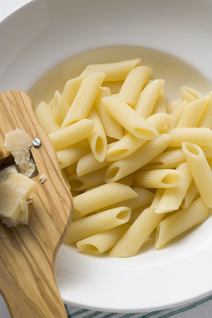 Penne Rigate, Käsehobel und Parmesan