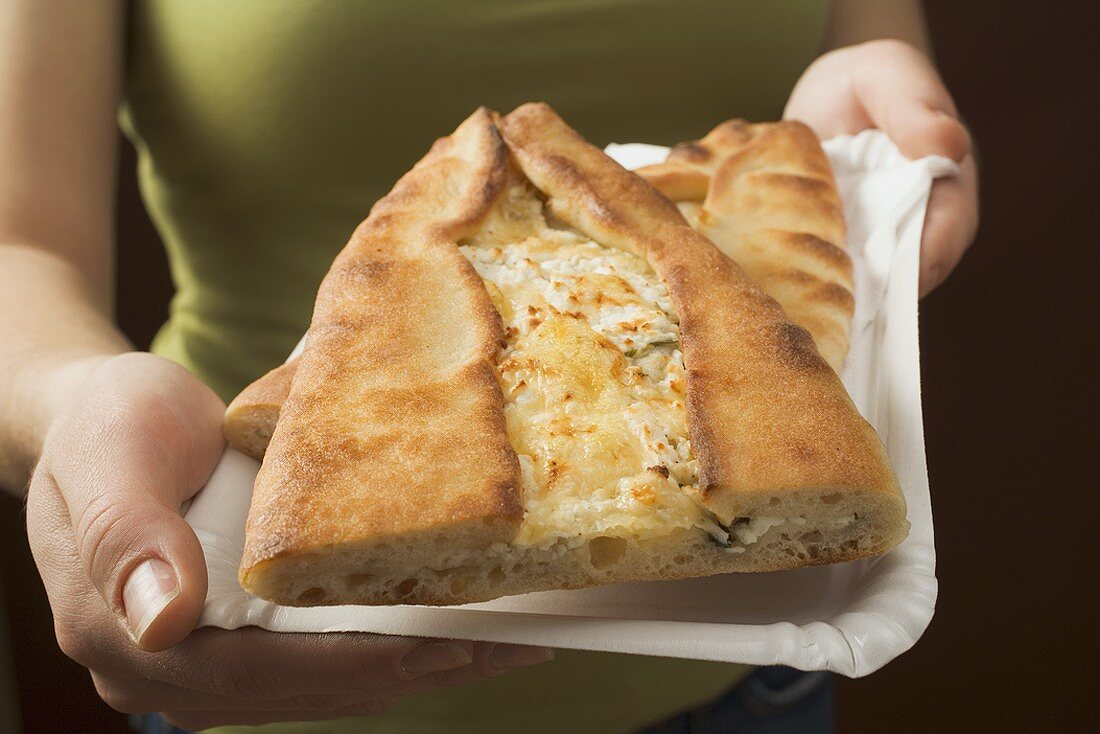 Pide (Brotfladen, Türkei) mit Schafskäsefüllung