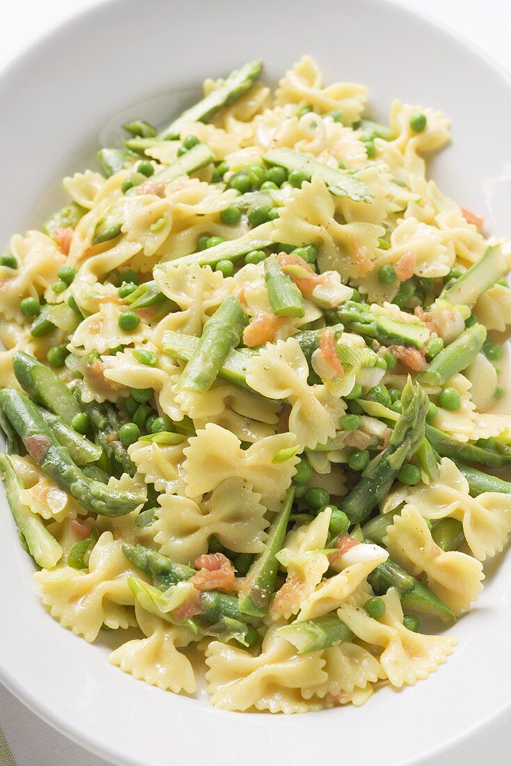 Farfalle with green asparagus and peas