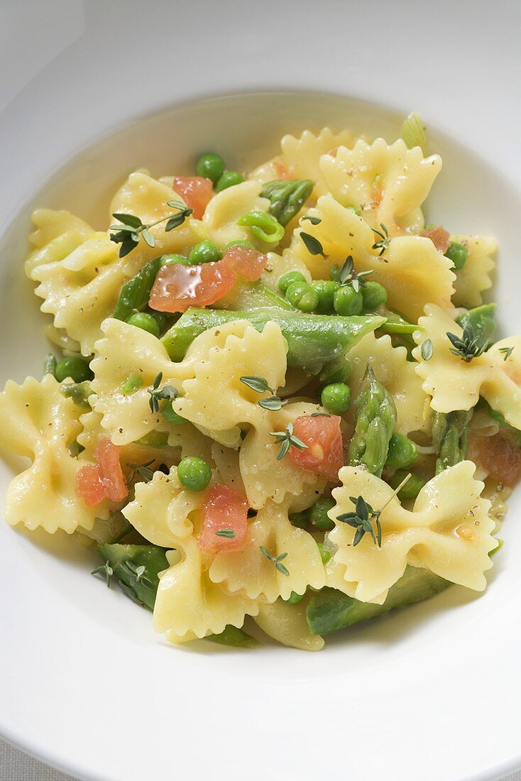 Farfalle mit grünem Spargel, Erbsen und Tomatenwürfeln