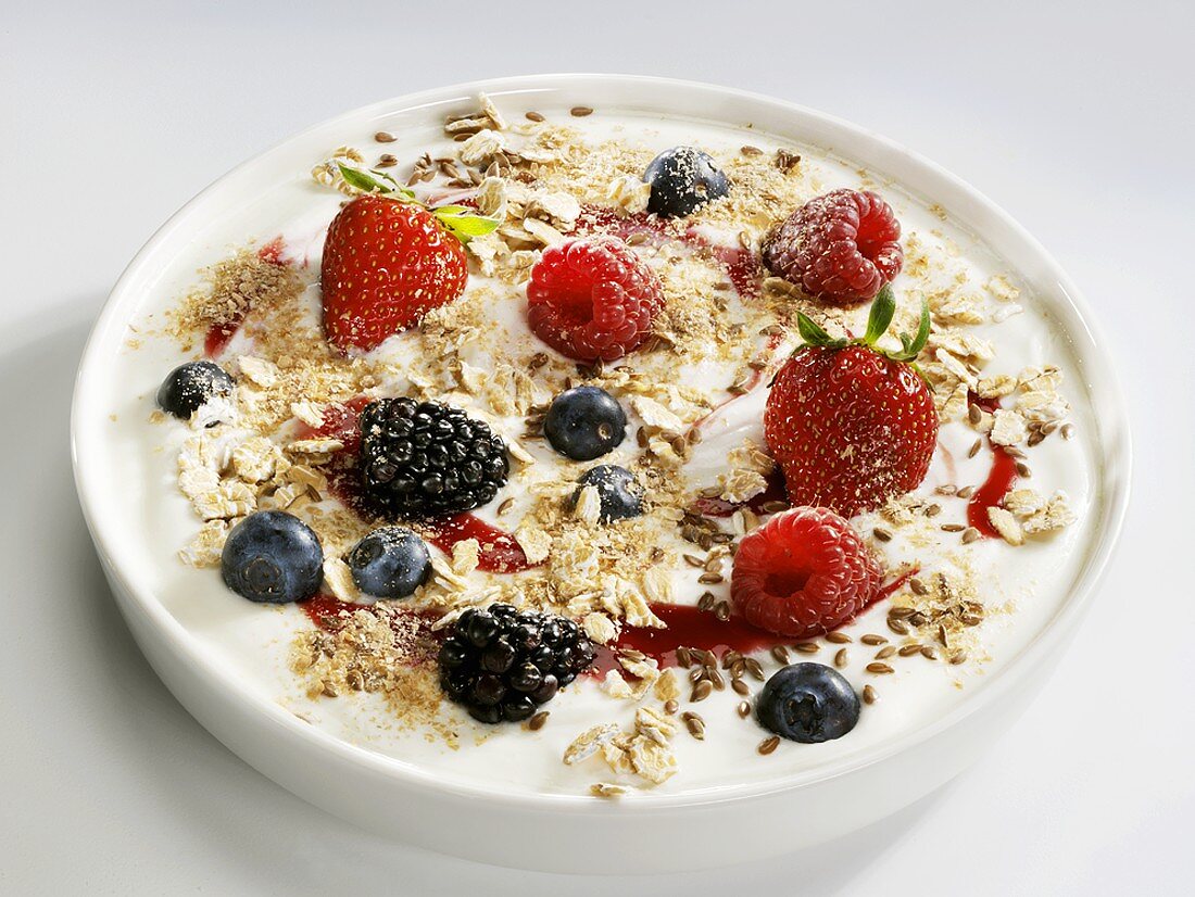 Yoghurt with berries, linseed, rolled oats and oat bran