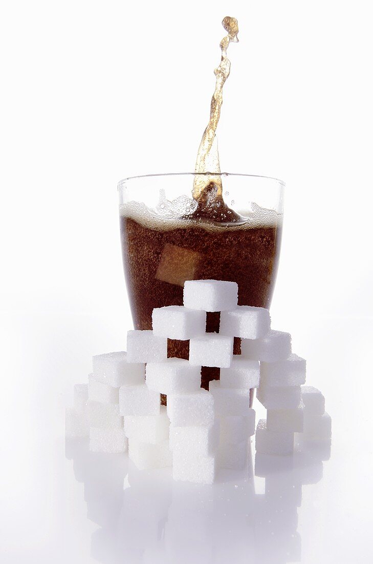 Cola & Würfelzucker (Symbolbild für den hohen Zuckergehalt)
