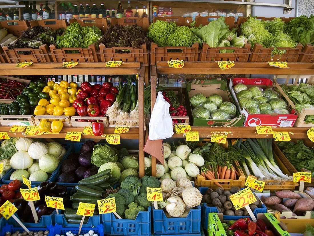 Gemüse mit Preisschildern in Kisten