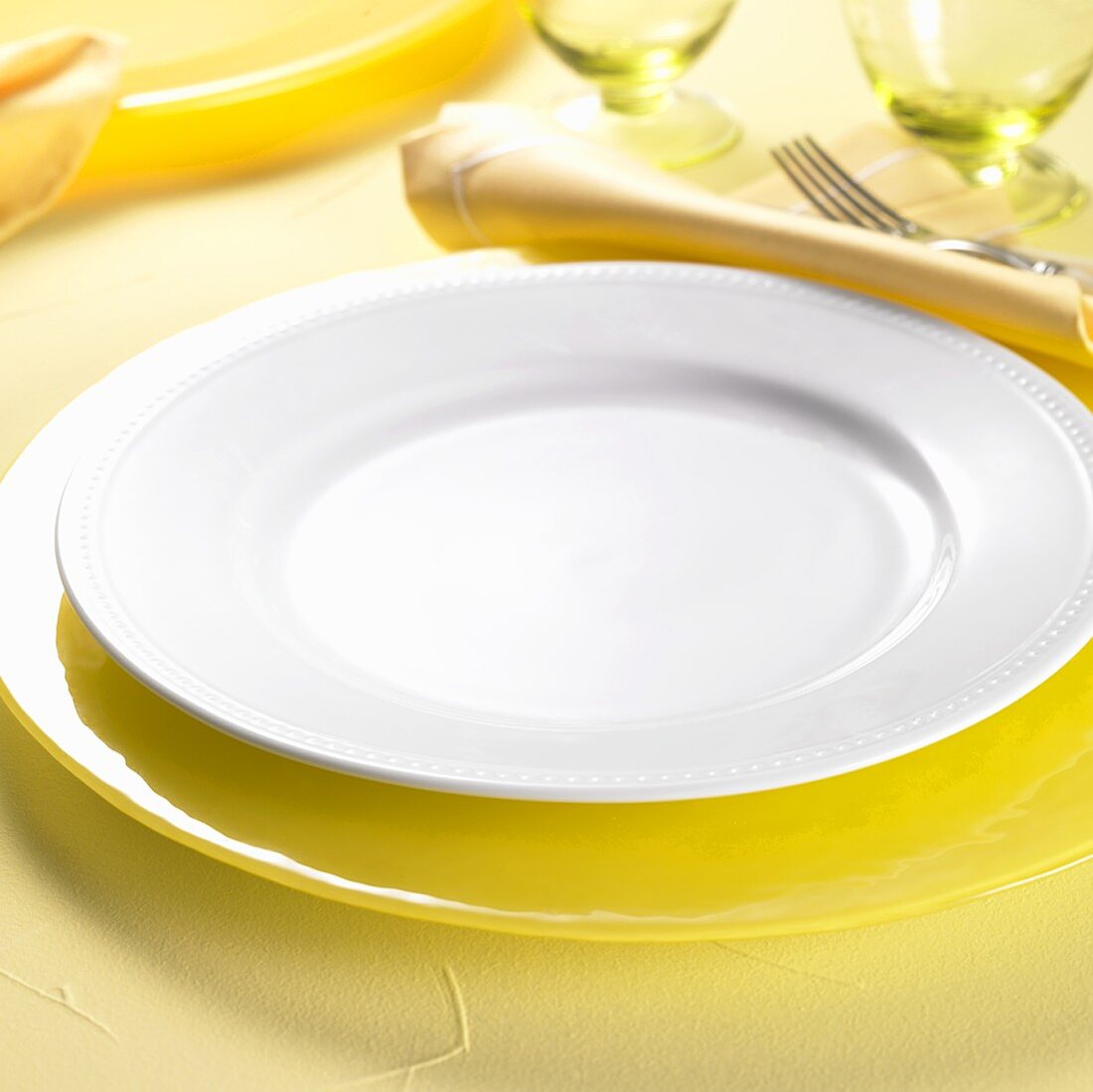 Place-setting in yellow and white