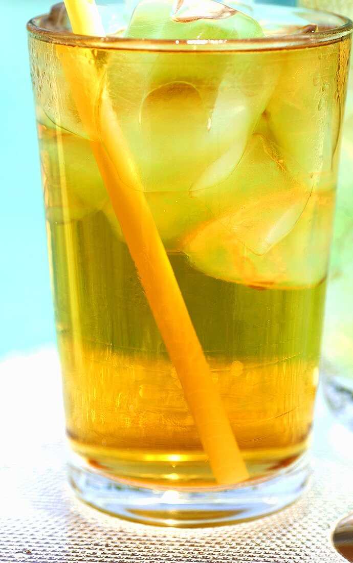 Oolong tea with ice cubes