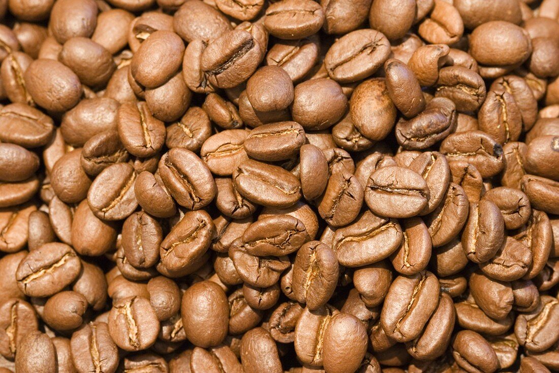 Roasted coffee beans (full-frame)