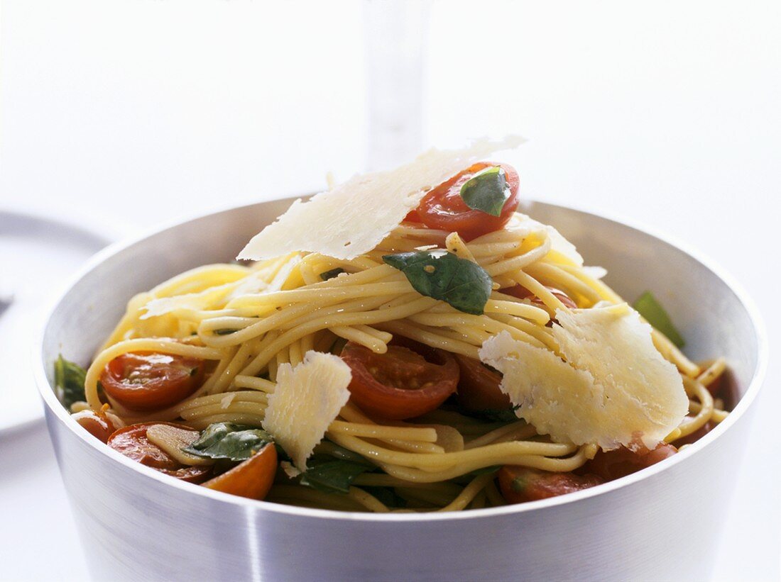 Spaghetti with spinach, cocktail tomatoes & Parmesan shavings