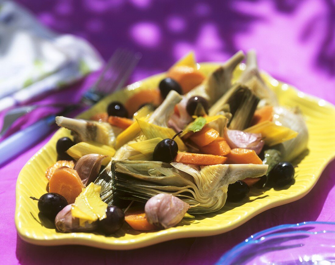 Artischockensalat mit Karotten, Knoblauch & schwarzen Oliven