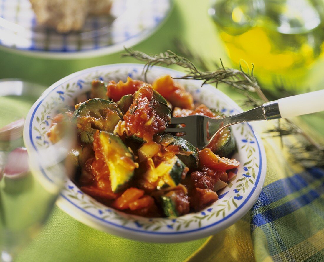 Zucchini-Tomaten-Ragout mit Zwiebeln, Knoblauch und Rosmarin