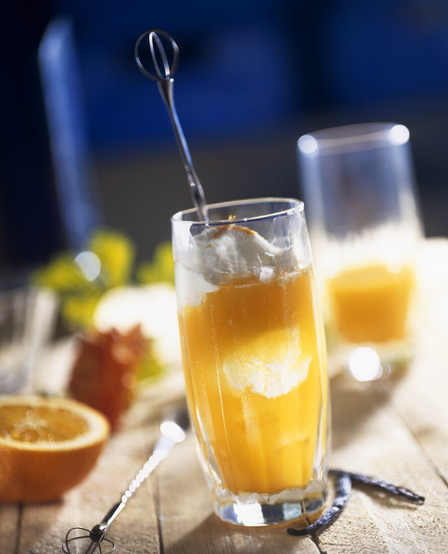 Eiscreme mit Orangensauce in einem Glas