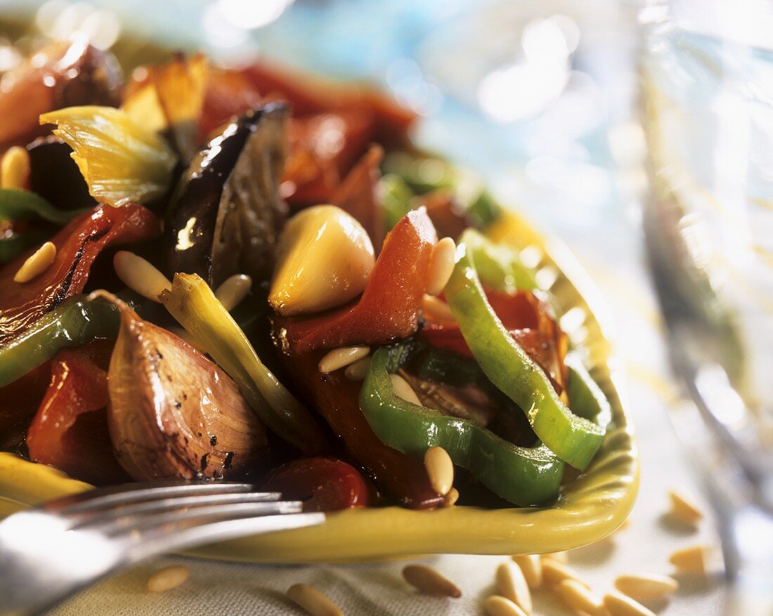 Gebratener Gemüsesalat mit Sonnenblumenkernen