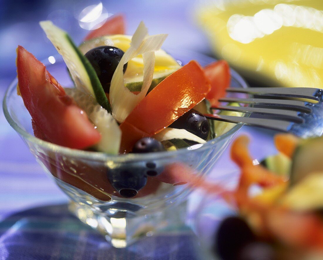 Tomaten-Gurken-Salat mit Lauch und schwarzen Oliven