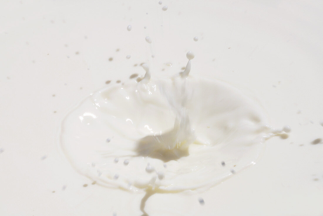 Milk splash (full-frame)