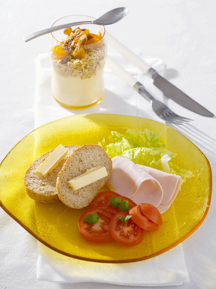 Diät-Frühstück mit Vollkornbrot, Geflügelaufschnitt und Müsli