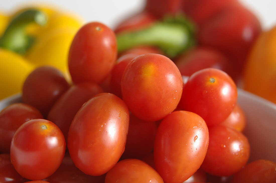 Tomaten, im Hintergrund Paprikaschoten