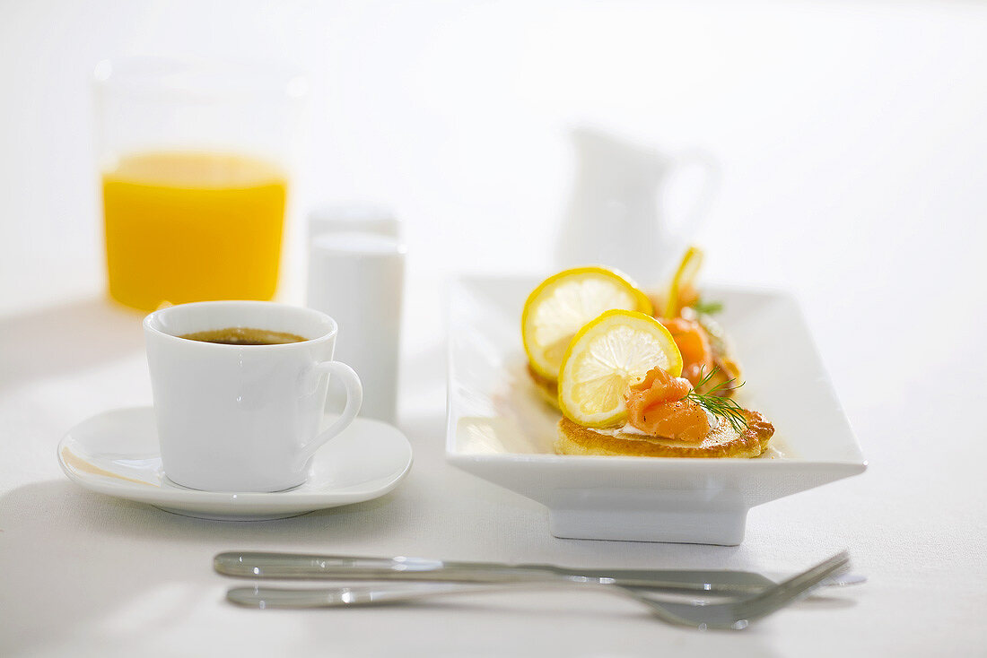 Blinis mit Sauerrahm und Räucherlachs