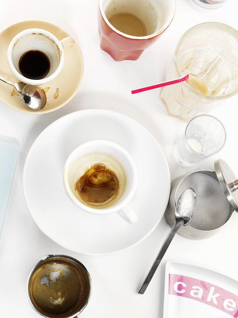 Kaffeetisch mit leeren Tassen und Gläsern (von oben)