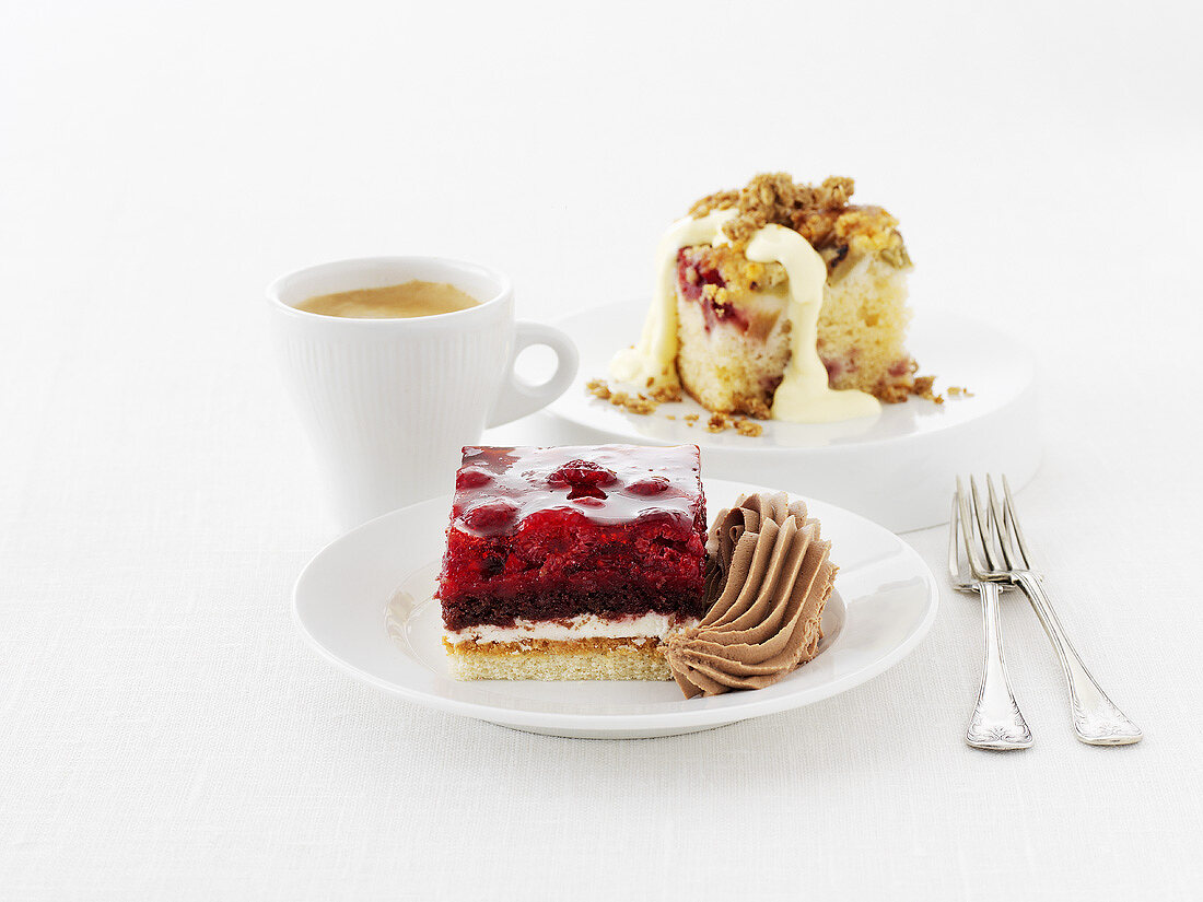 Himbeerkuchen, Gebäck mit Sahne und eine Tasse Kaffee