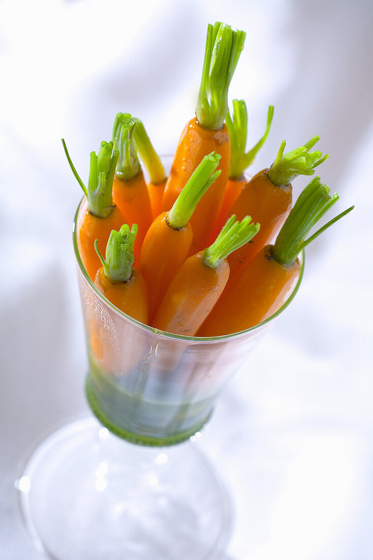 Caramelised carrots with herb sauce in a glass