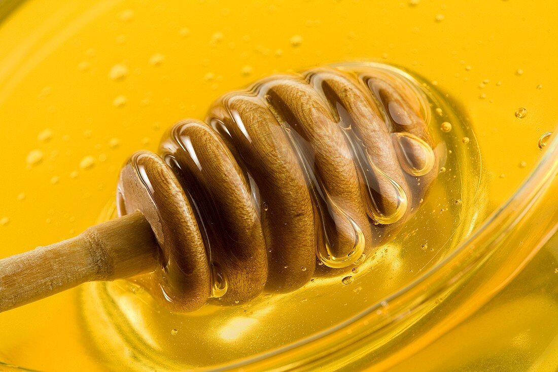 Honig mit Honiglöffel