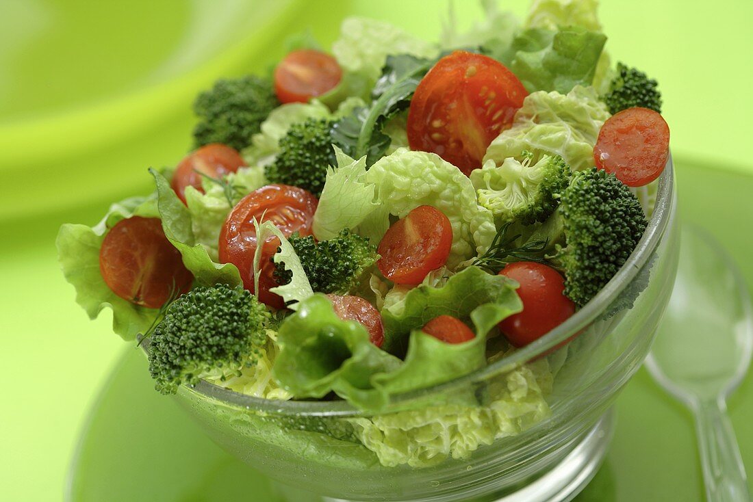 Kopfsalat mit Brokkoli und Cocktailtomaten