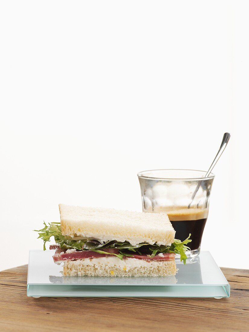 Sandwich mit Schinken und Salat