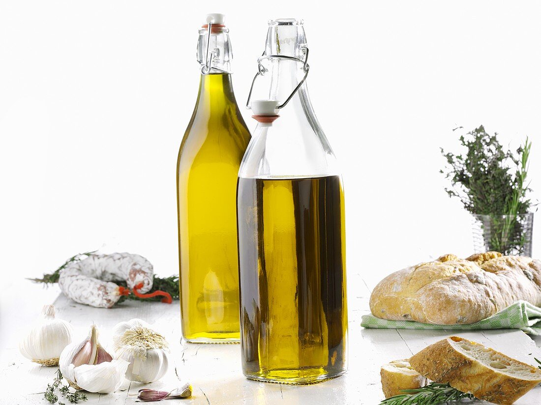 Olivenöl, Knoblauch, Salami, Kräuter und Ciabatta
