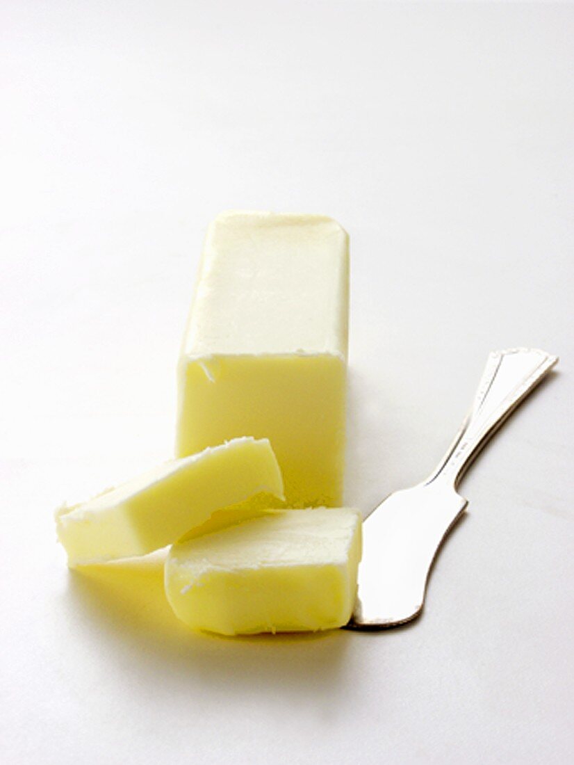 Stück Butter mit Buttermesser