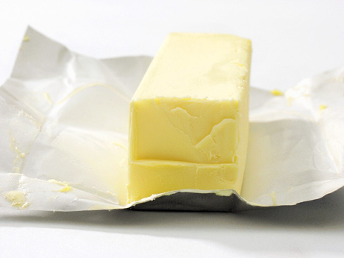 Stück Butter auf Einwickelpapier