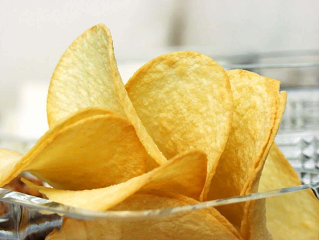 Kartoffelchips in Glasschale