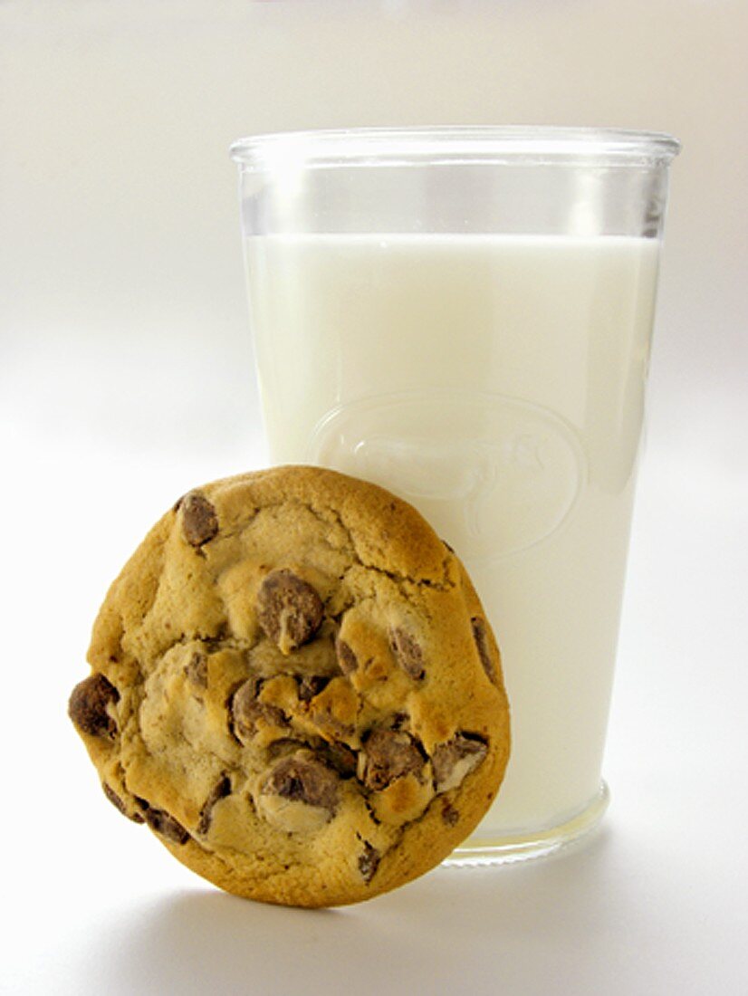 Glas Milch und Chocolatechip Cookie