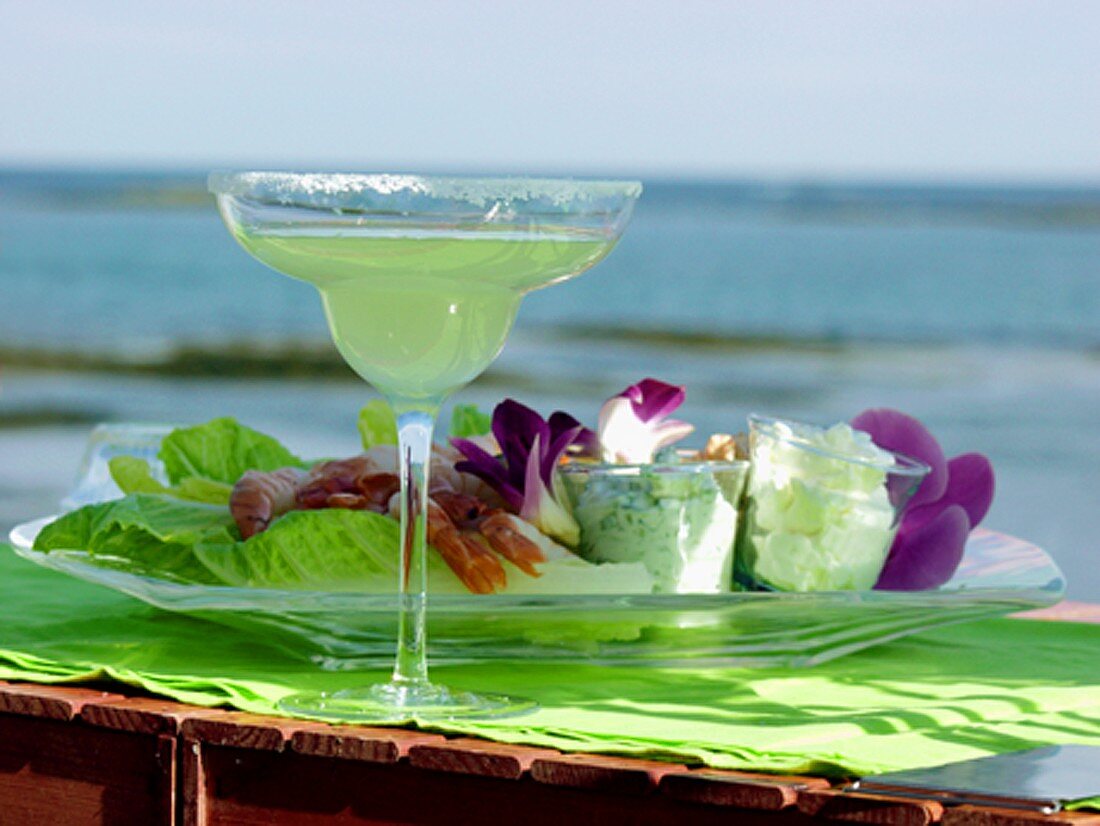 Margarita und Garnelen mit Dips am Meer