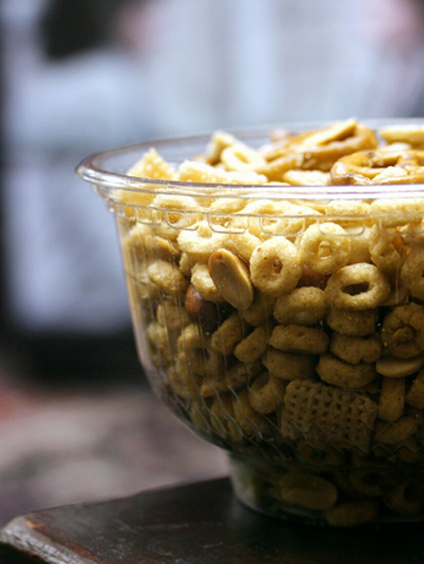 Knabberzeug (Cerealien und Nüsse) in Glasschale