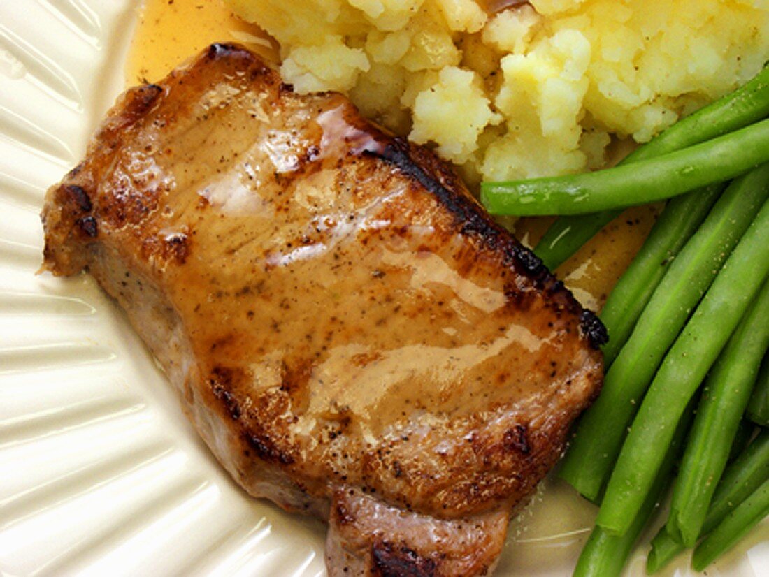 Schweinekotelett mit Kartoffelpüree und grünen Bohnen