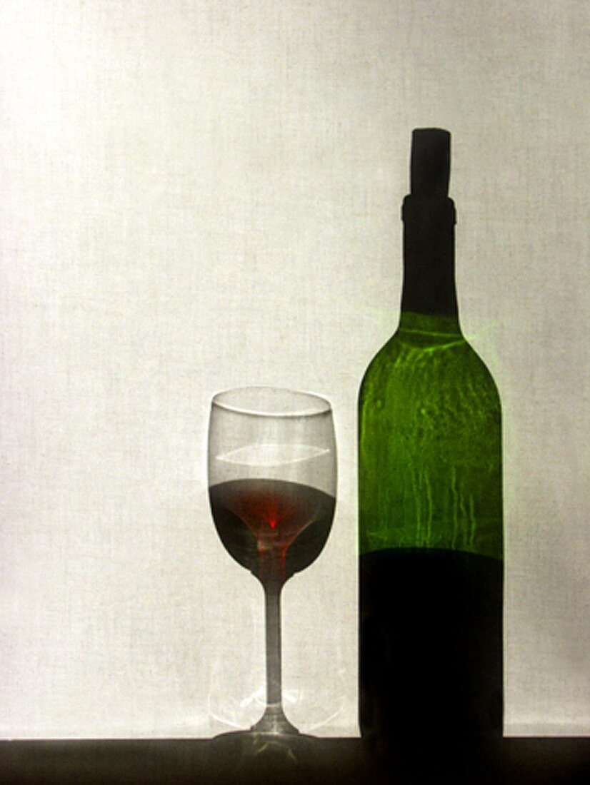 Rotweinglas und Rotweinflasche