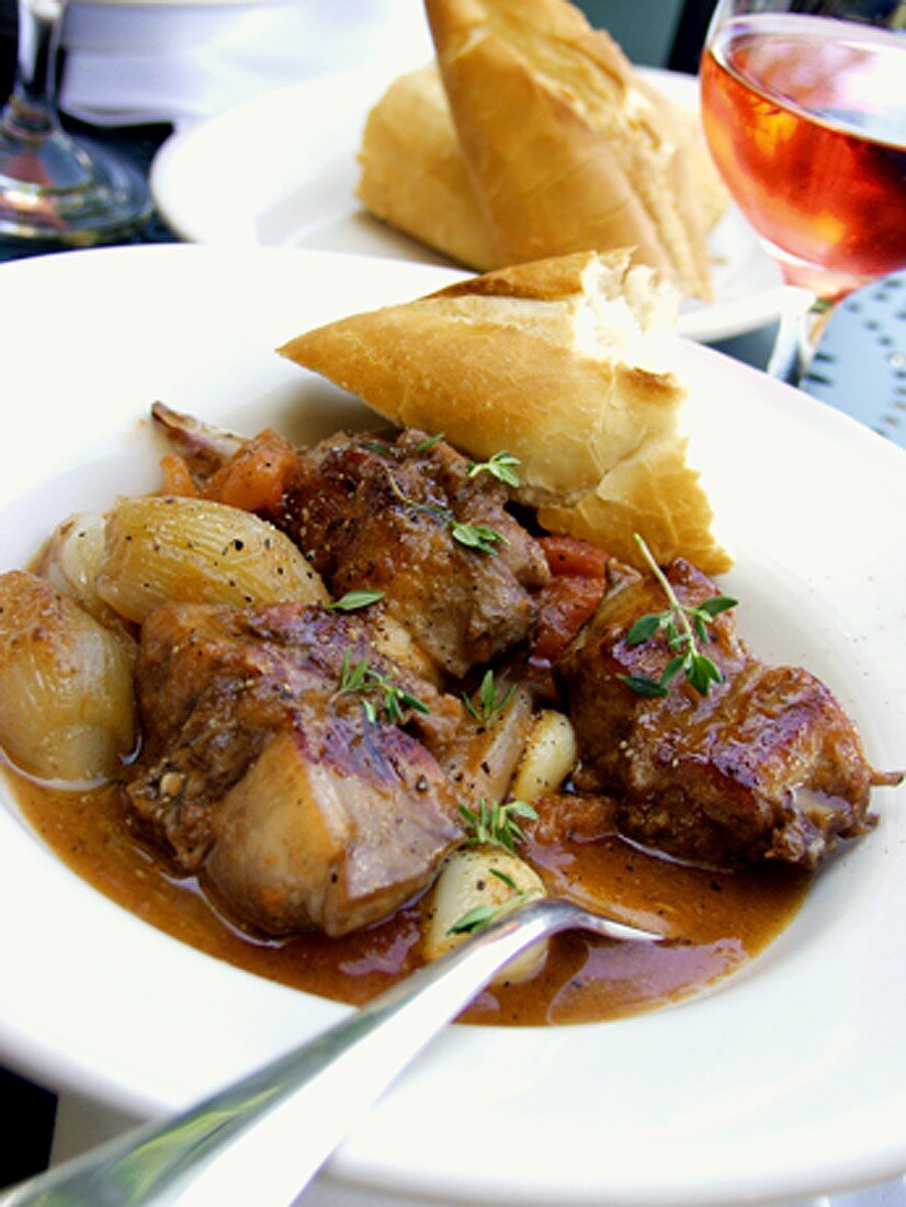 Kaninchenragout mit Zwiebeln und Baguette