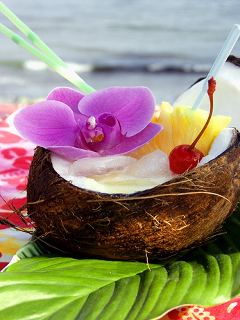 Pina Colada mit Ananas in ausgehöhlter Kokosnuss