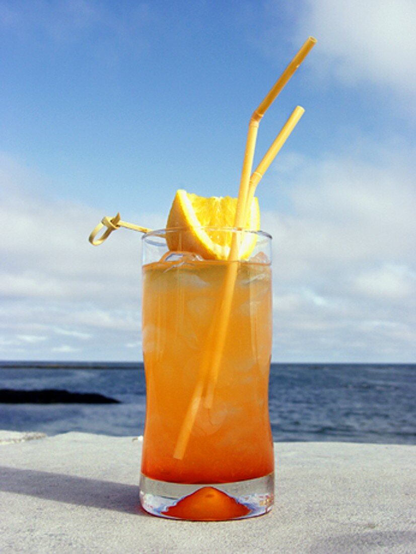 Planters Punch Cocktail am Meer