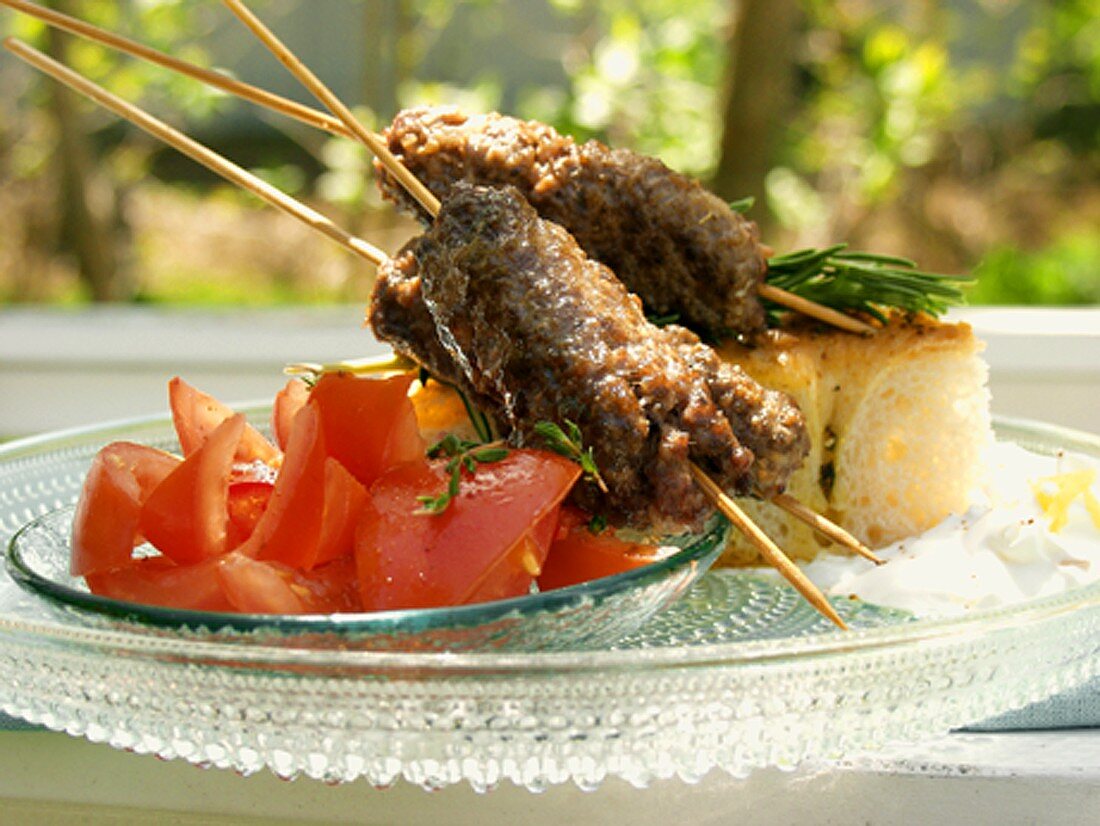 Cevapcici mit Tomatensalat und Joghurtsauce