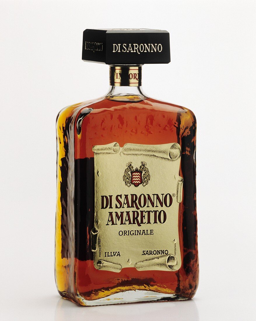 Eine Flasche Amaretto di Saronno