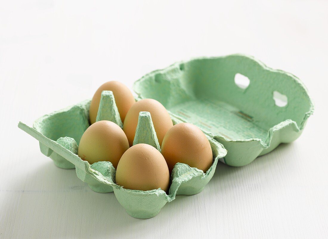 Fünf Eier im Eierkarton
