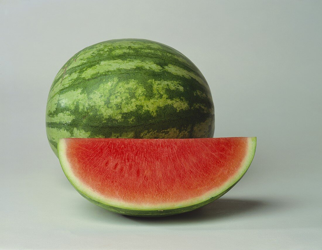 Ganze Wassermelone und eine Melonenspalte